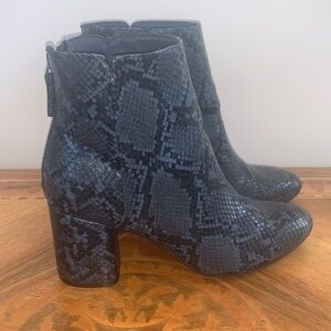 Old Navy Blue Faux Snakeskin Snake Print Ankle Boots Women’s Size 6 Back Zip